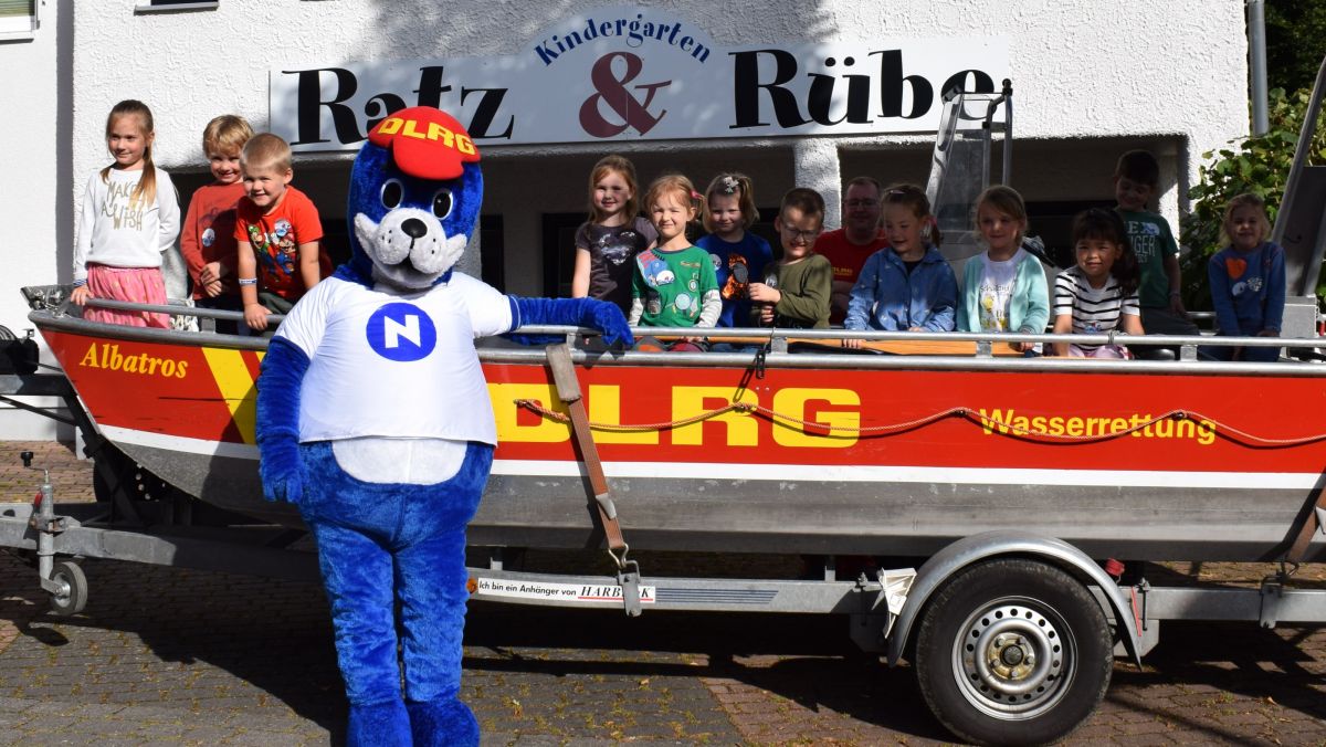 Die Vorschulkinder freuten sich sehr, als Nobbi und das DLRG-Team zu Besuch waren. von privat