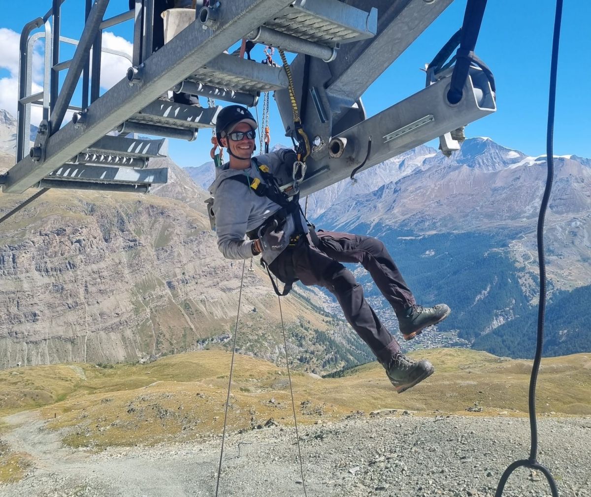 Seit dem Umzug in die Schweiz ist Fabian als Seilbahntechniker auch beruflich auf hohen Bergen unterwegs. von privat