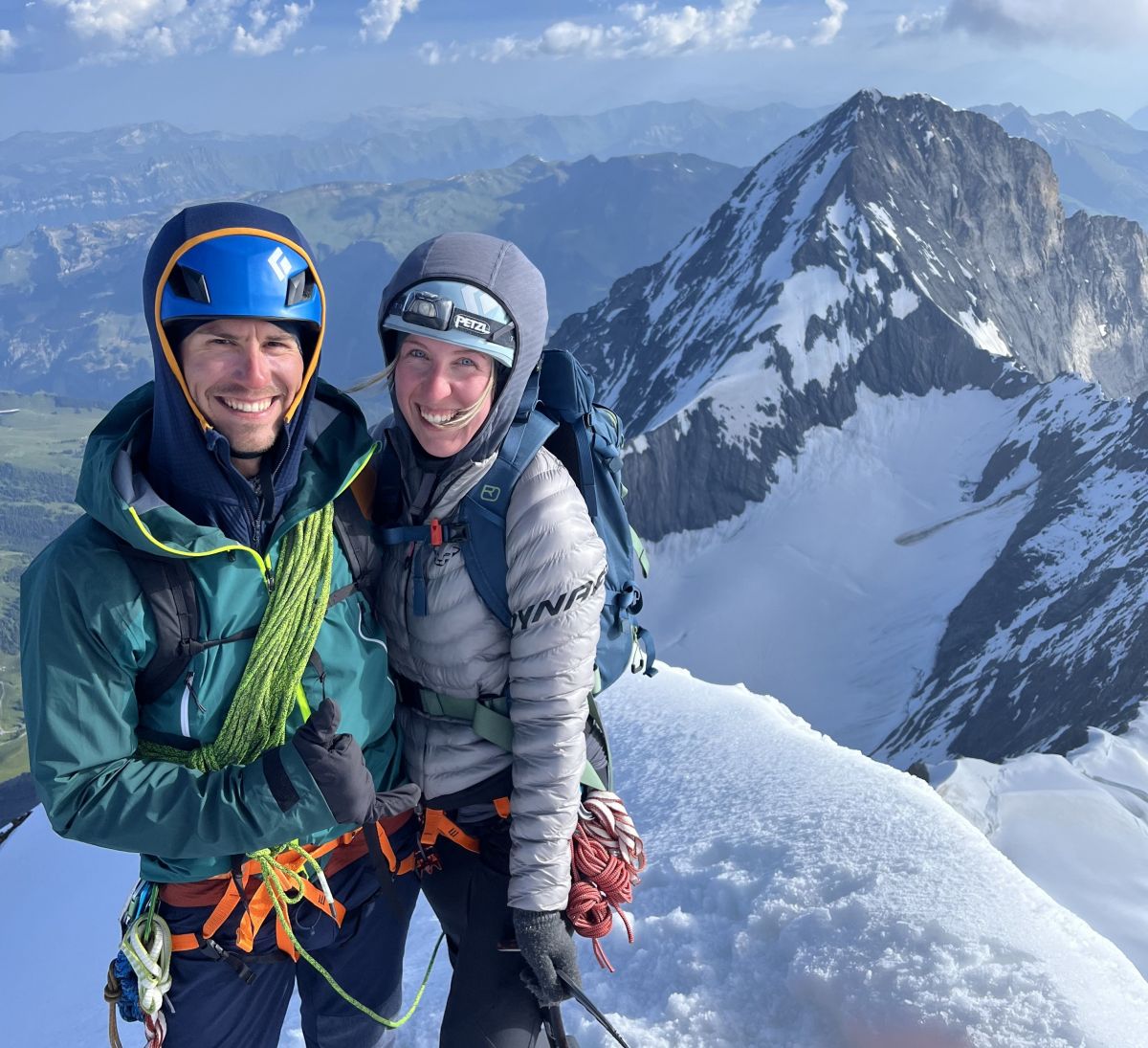 Fabian Arens und seine Freundin Anne Voss sind zusammen in die Schweiz ausgewandert. Dieses Foto ist bei der Besteigung des Berges „Mönch“ (4.110 Meter) entstanden. von privat