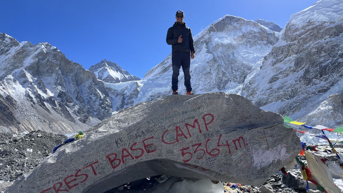 Fabian Arens liebt die Berge. Sie sind sein Hobby, sein Beruf und seine Leidenschaft. Einen seiner höchsten Punkte erreichte der Bergsteiger bisher mit dem Mount Everest Basecamp in Nepal (Bild) – doch er will noch höher. von privat