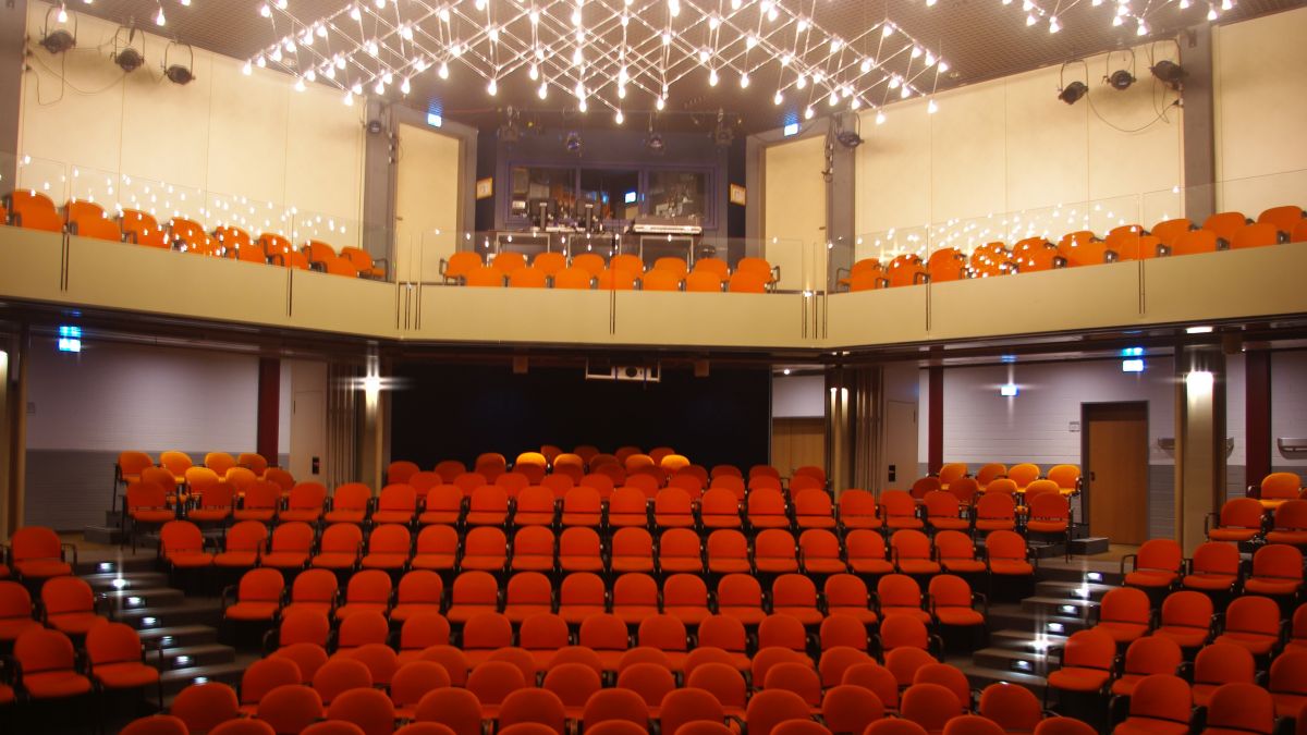 Blick in den Theatersaal von der Bühne. von Jürgen Kalitzki