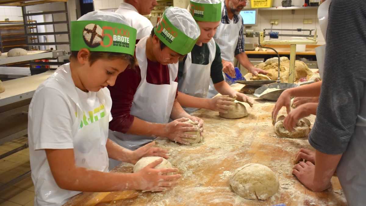 Attendorner Jugendliche machen mit bei der Aktion „5.000 Brote – Konfis backen Brot für die Welt“. von privat