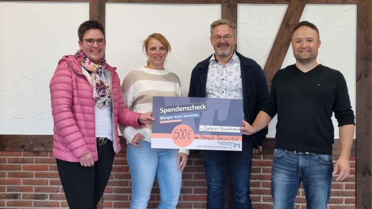 Nadine Köster und Simone Stahl überreichten dem Dorfverein einen Scheck über 600 Euro. von privat