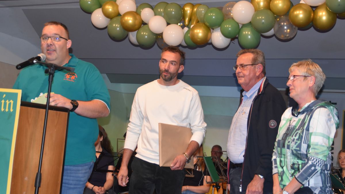 Martin Wenzel (l.) bedankt sich bei Johannes Behle (2.v.r) für sein langjähriges Engagement und bei seiner Frau Veronika für ihre stetige Unterstützung. Marcus Grotmann, Vorsitzender des Heimatschutzvereins, überreicht ein großformatiges Foto. von Nicole Voss