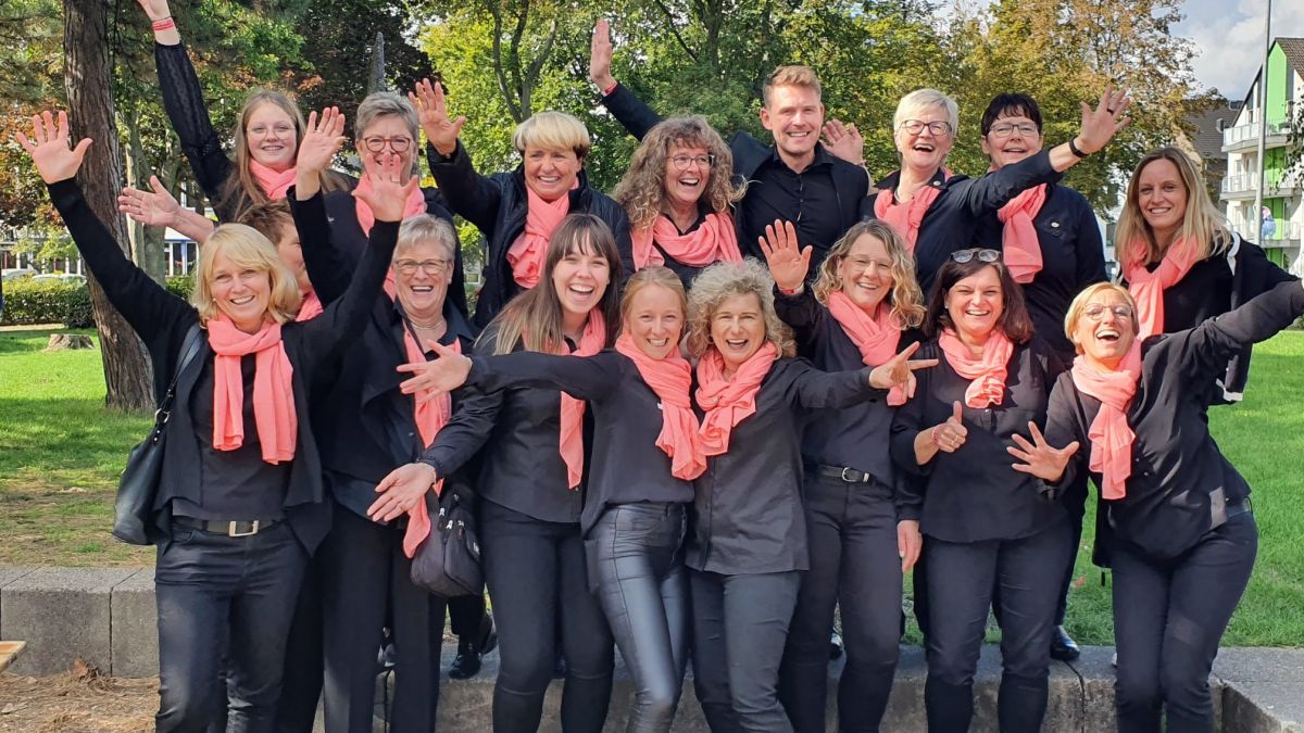 Sein 40-jähriges Bestehen feiert der Frauenchor Elben mit einem Konzert in der Aula der Gesamtschule Wenden. Auf dem Bild sind die Sängerinnen und ihr Chorleiter Moritz Schönauer nach dem wiederholten Erreichen des Meisterchortitels in Bergheim im September 2022 zu sehen. von privat