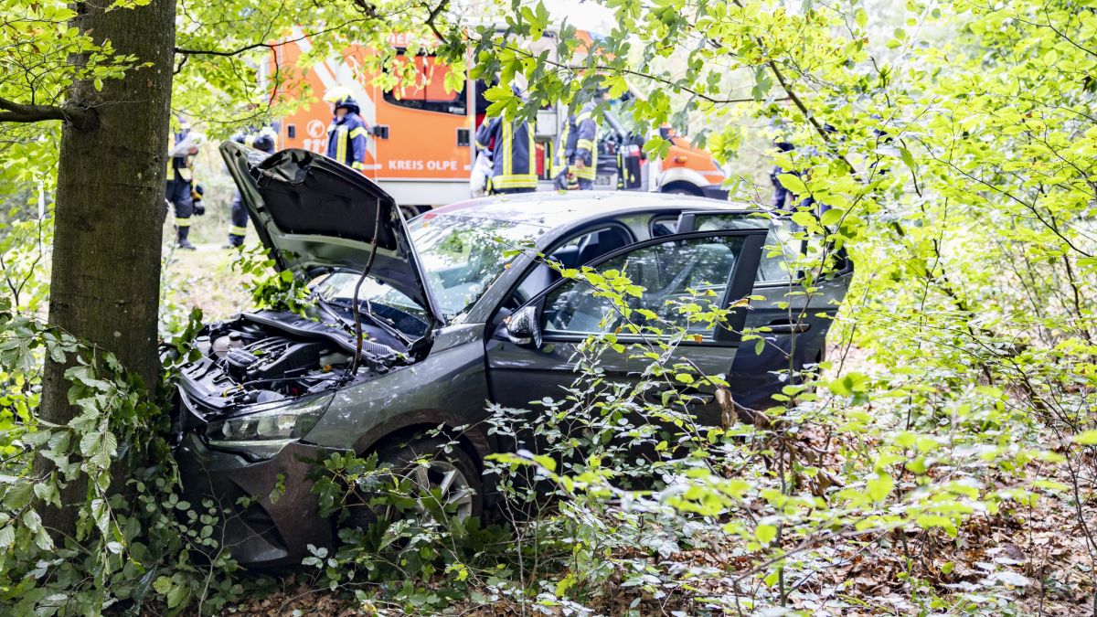 Der Opel Corsa kam von der Straße ab und prallte gegen einen Baum. von Kai Osthoff
