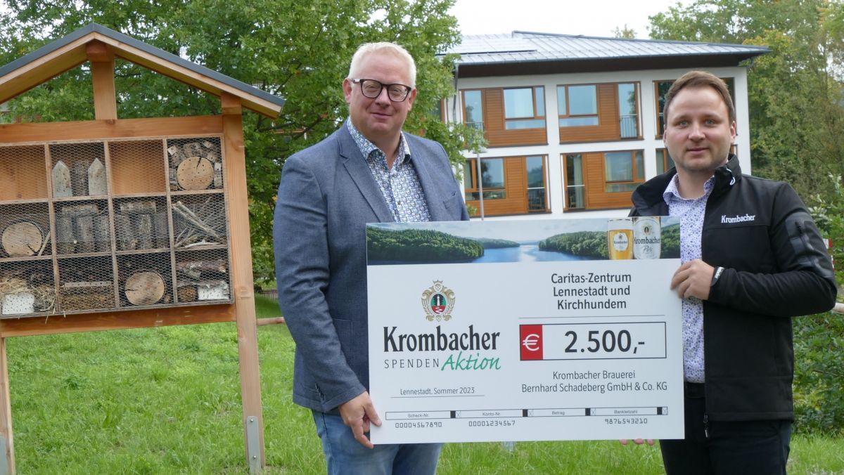 Krombacher-Gebietsverkaufsleiter Christian Dahlenkamp überreichte die Spende an den Leiter des Caritas-Zentrums Lennestadt, Dirk Schürmann. von Claudia Wichtmann