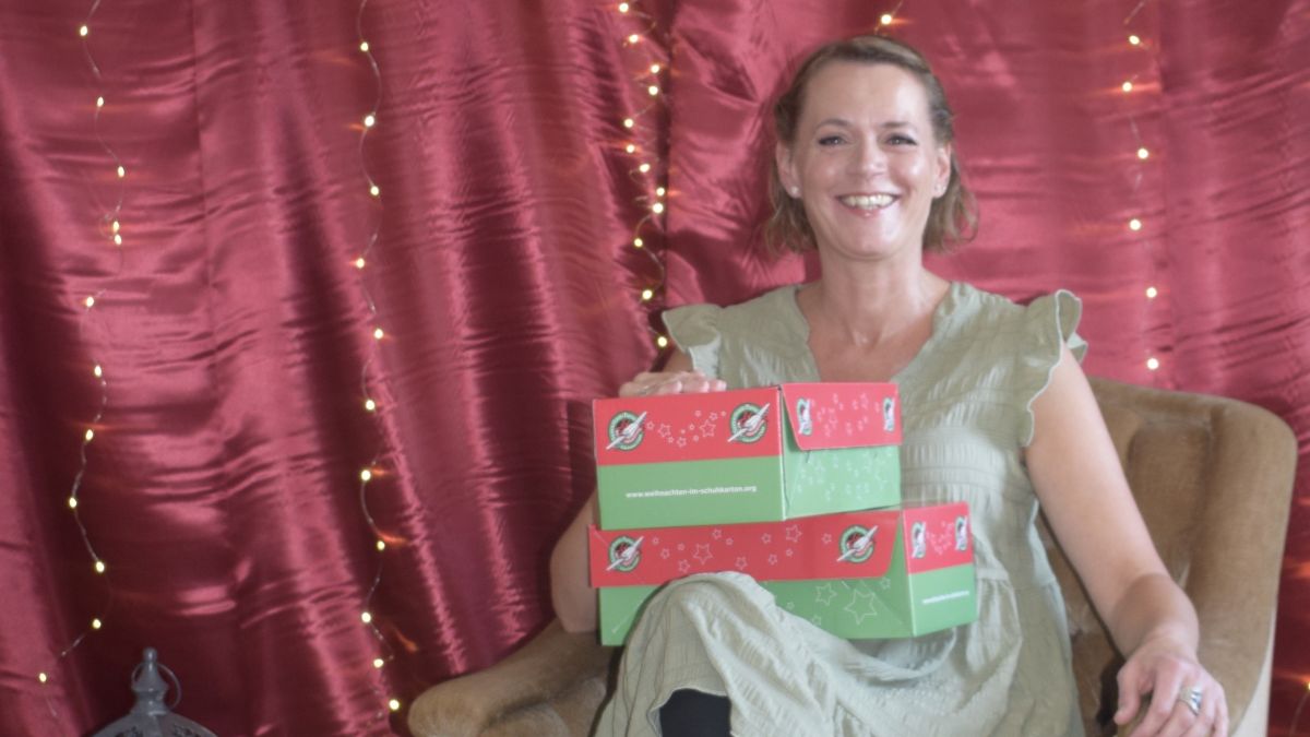 Verena Hanses in ihrem weihnachtlich dekorierten Keller in Schönholthausen. In ihrer neuen Annahmestelle können bis zum 13. November Flyer sowie Boxen zum Befüllen abgeholt und liebevoll gepackte Schuhkarton-Geschenke abgegeben werden. von Verena Hanses