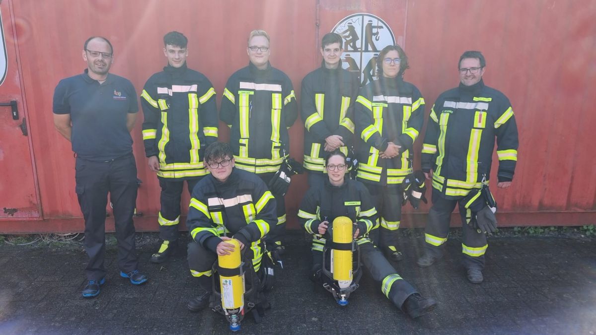 Die sieben neuen Atemschutzträger der Feuerwehr Kirchhundem. von privat