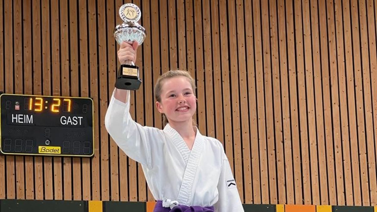Franka Sommer vom Karateverein Shotokan Wenden erreichte bei den Landesmeisterschaften in Niederkrüchten zweimal einen ersten Platz in ihrer Altersklasse. von privat