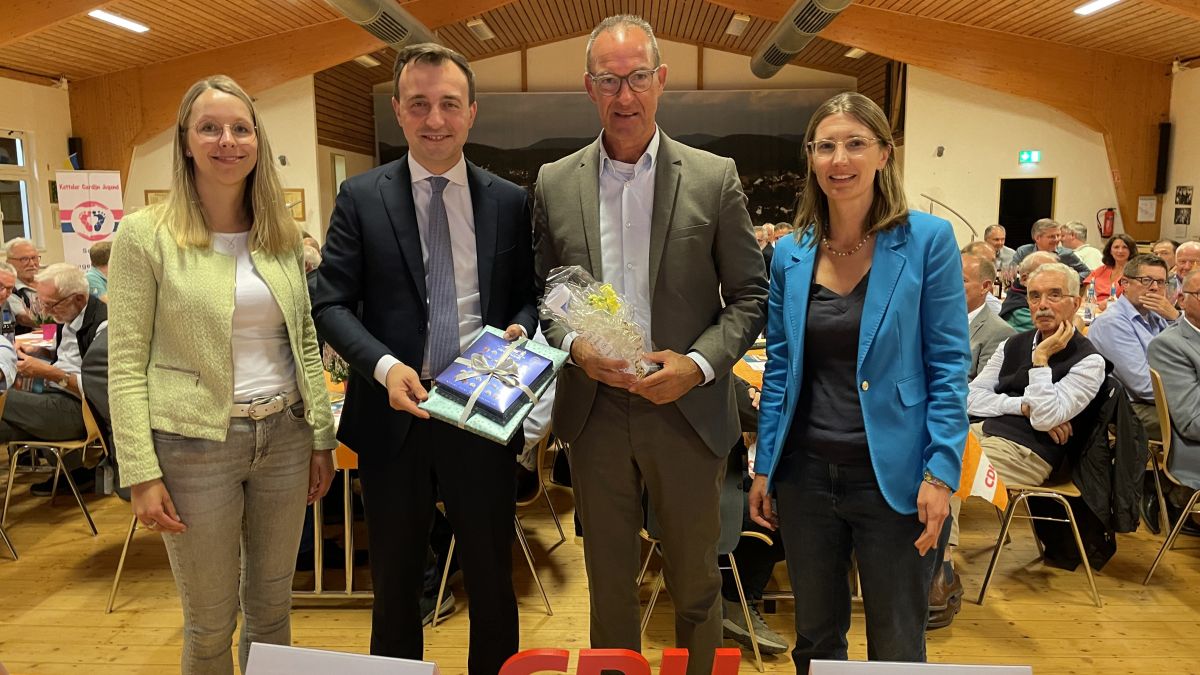 Dr. Barbara Schäfer (Vorsitzende der CDU Kirchhundem), Paul Ziemiak MdB (Generalsekretär CDU NRW), CDU-Kreisvorsitzender Jochen Ritter und Kreisgeschäftsführerin Dr. Friederike Brodhun (von links). von privat