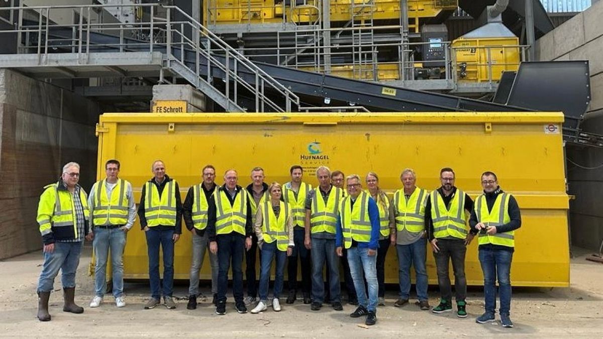 Der Vorstand des Wasserbeschaffungsverbandes Oberveischede auf dem Wertstoffhof des Entsorgungsbetriebs Hufnagel von privat