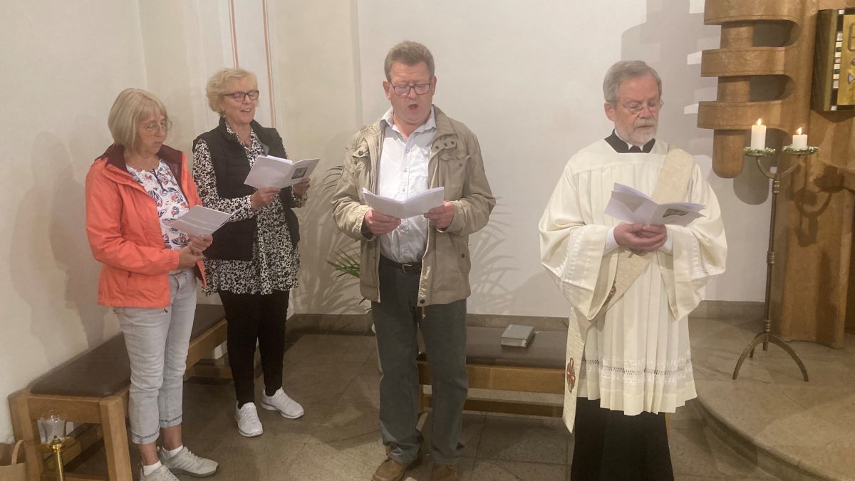 Margitta Stausberg, Annemone Jänsch, Ralf Bröcher und Diakon Fritz Arns (von links) oblag die Gestaltung der Rosenkranzandacht in der Pfarrkirche St. Hubertus Ottfingen. von privat