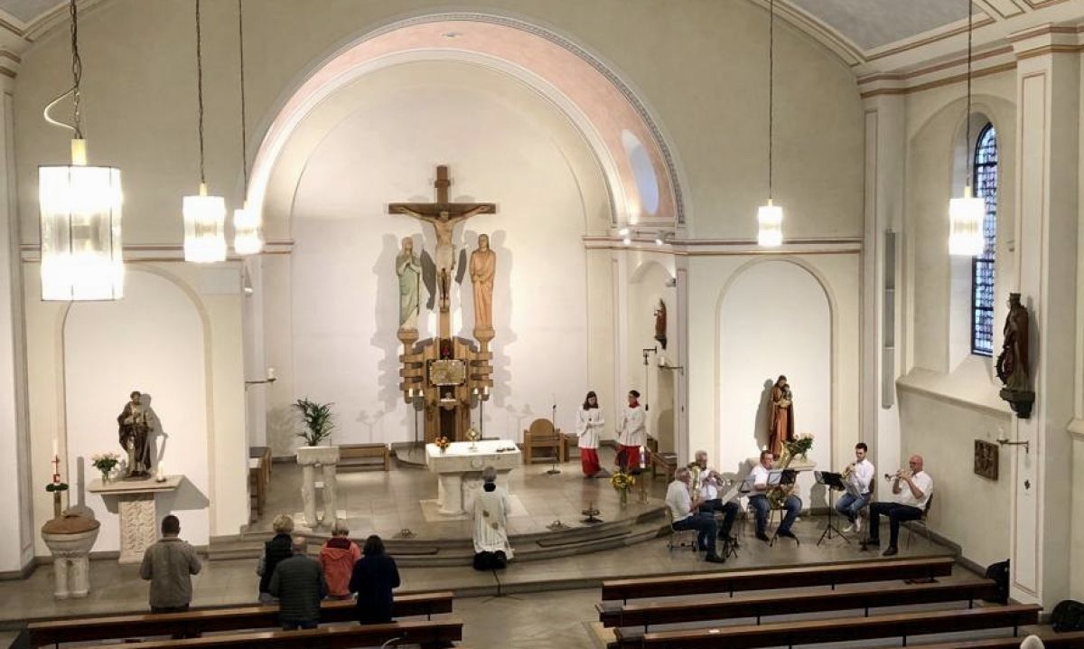 In der St.-Hubertus-Kirche in Ottfingen fand eine Rosenkranzandacht auf Wendsch Platt statt. Die musikalische Gestaltung übernahm das Bläserensemble „Lourdes Brass“ unter der Leitung von Rupert Wurm. von privat