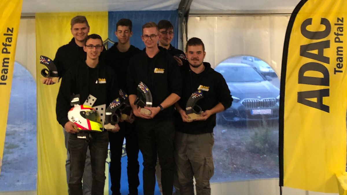 Das Team Westfalen mit den Olper Fahrern Paul Engel (vorn Mitte) und Mika Kallweit (hinten links) holte beim ADAC-Bundesendlauf den Deutschen Meistertitel im Autoslalom. von OAC