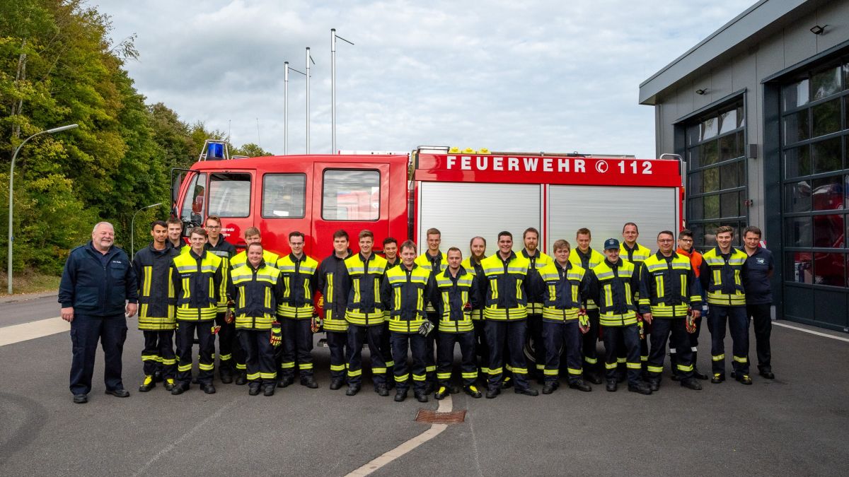 Bei der Feuerwehr Finnentrop haben 23 Einsatzkräfte erfolgreich das erste Modul des Truppmannlehrgangs abgeschlossen. von Feuerwehr Finnentrop