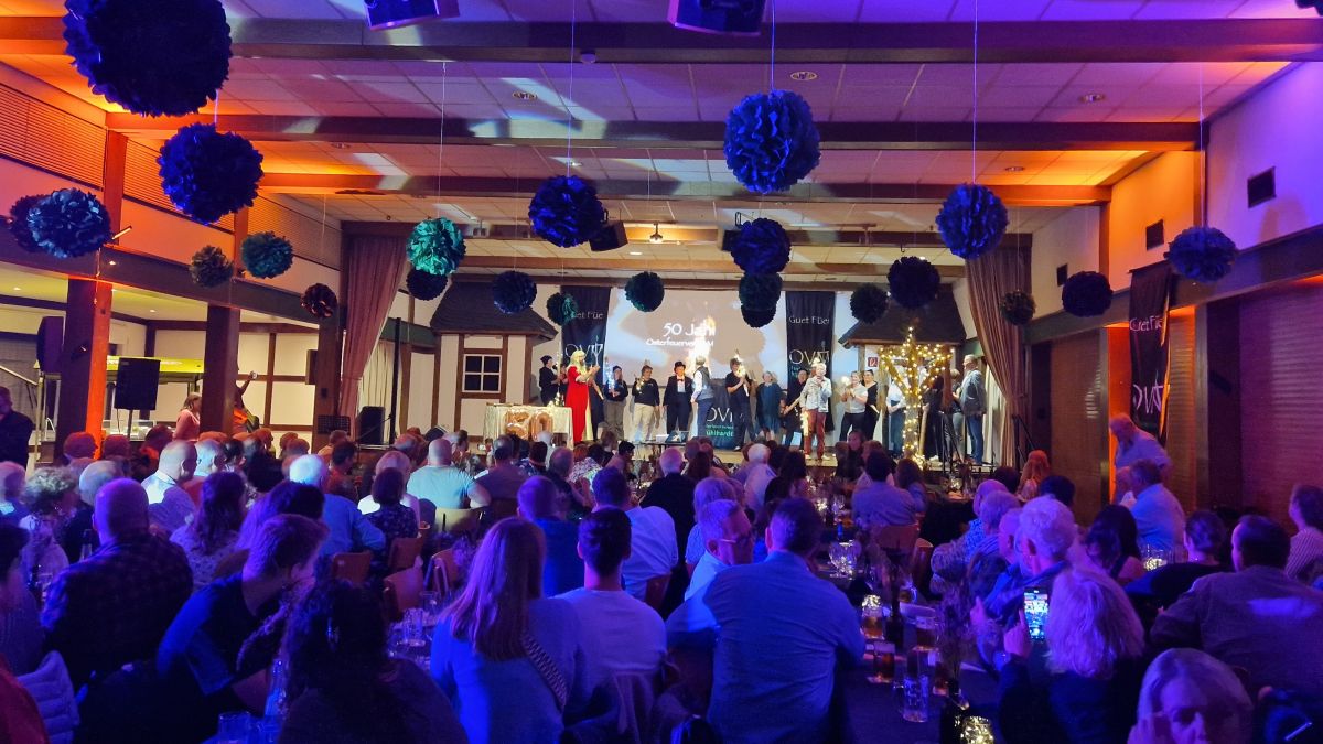 Der Osterfeuerverein Attendorn-Mühlhardt feierte in der Schützenhalle Ennest sein 50-jähriges Bestehen. von privat