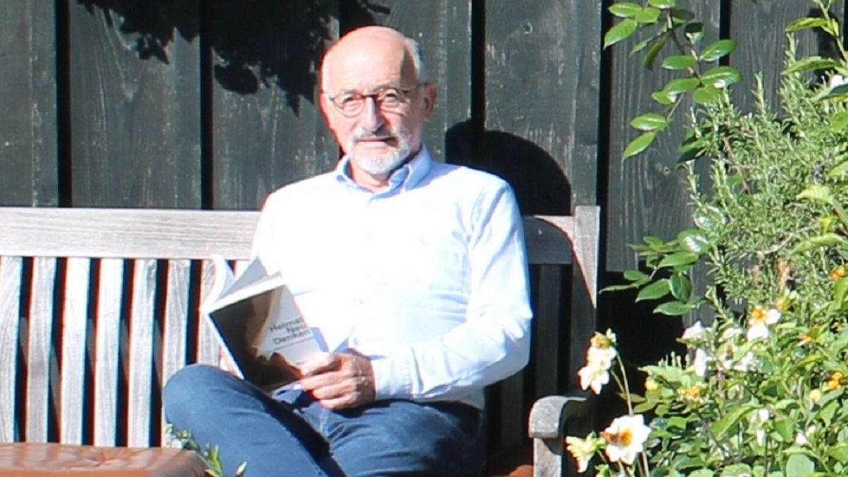 Walter Wolf hält den Vortrag. von privat