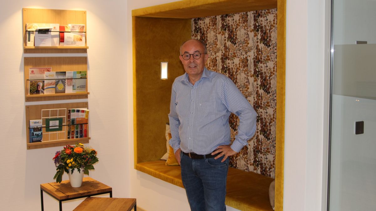 Martin Schäfer, Geschäftsführer des Hospizvereins, zeigt, wie es aktuell im St. Elisabeth-Hospiz aussieht. Der rechte Flügel ist fertig, im linken laufen die Bauarbeiten noch. von Tine Schmidt