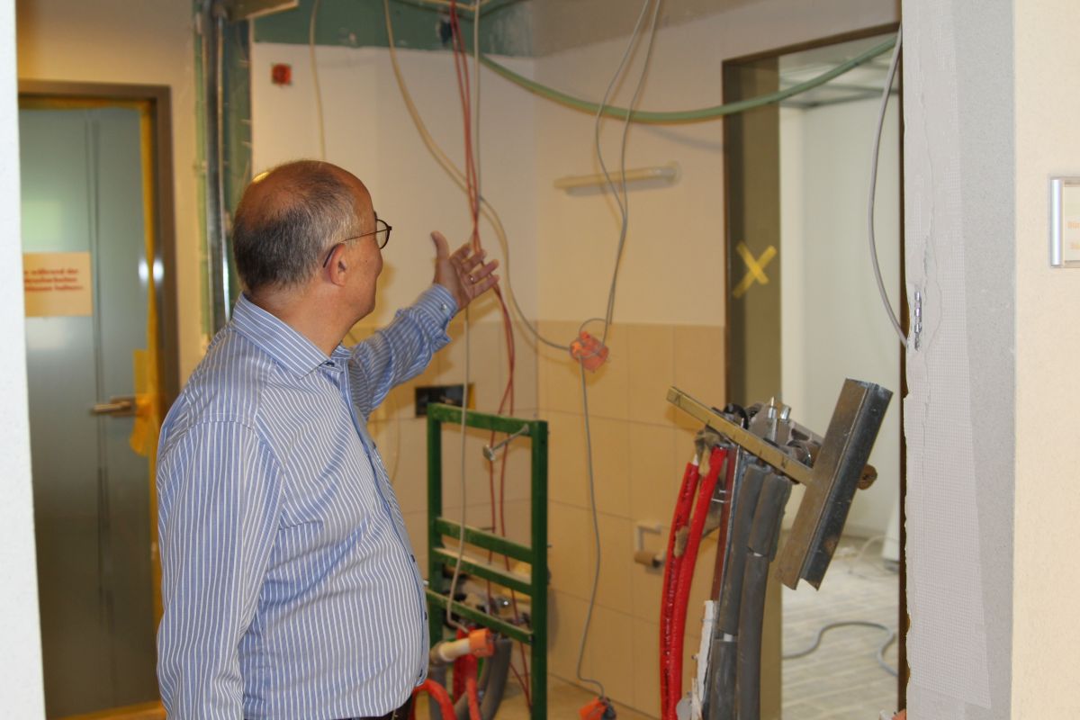 Noch hängen die Kabel von der Decke. Bald entsteht hier der neue Bereich für die Mitarbeiter. von Tine Schmidt