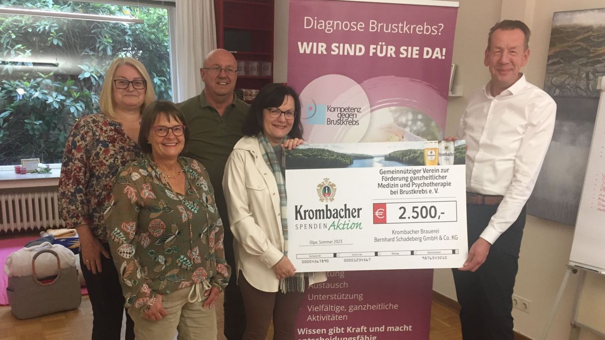 Bei der Spendenübergabe: Thomas Rullich, Dr. Susanne Kost, Elke Kellert, Gisela Haßler und Kurt Kellert (von rechts) von privat