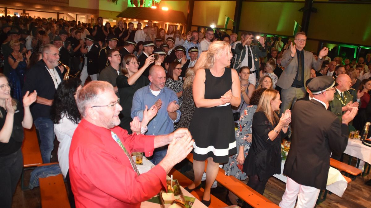 So fröhlich wurde beim Stadtschützenball 2022 in Bilstein gefeiert. In diesem Jahr lädt der Schützenverein Elspe ein. von Nicole Voss