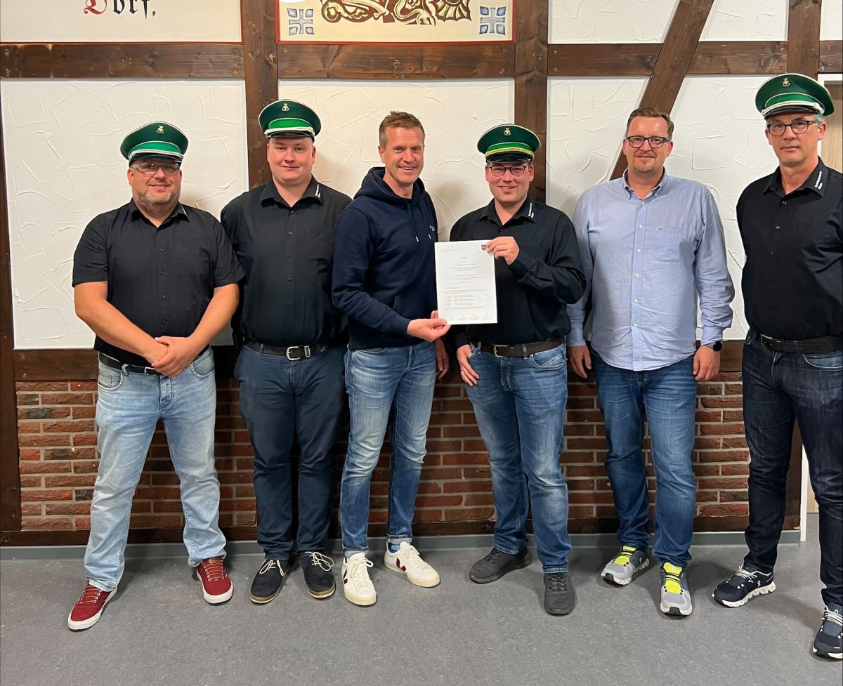 Bei der Vertragsunterzeichnung (v.l.): Michael Japes (Geschäftsführer SV Elspe), Patrick Saffarek (Beisitzer SV Elspe), Dr. Michael Heite (Vorsitzender MV Neuenkleusheim); Maximilian Ellinger (Vorsitzender SV Elspe); Markus Lütticke (Schriftführer MV Neuenkleusheim) und Markus Jost (Stellv. Vorsitzender SV Elspe). von privat