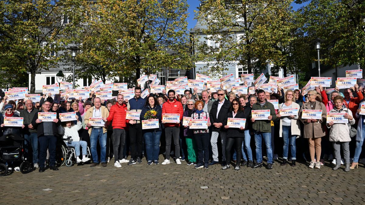Insgesamt 1,4 Millionen Euro verteilte die Postcode Lotterie im Rahmen des Oktober-Monatsgewinns in Olpe. Zur offiziellen Bekanntgabe der Gewinner versammelten sich zahlreiche Menschen auf dem Olper Marktplatz. von Miriam Walkenbach