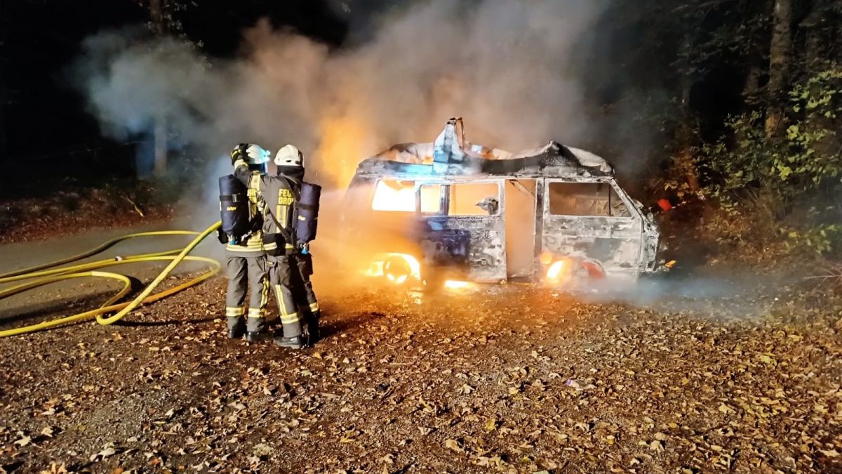 Unter Atemschutz löschten die Einsatzkräfte das brennende Fahrzeug. von privat