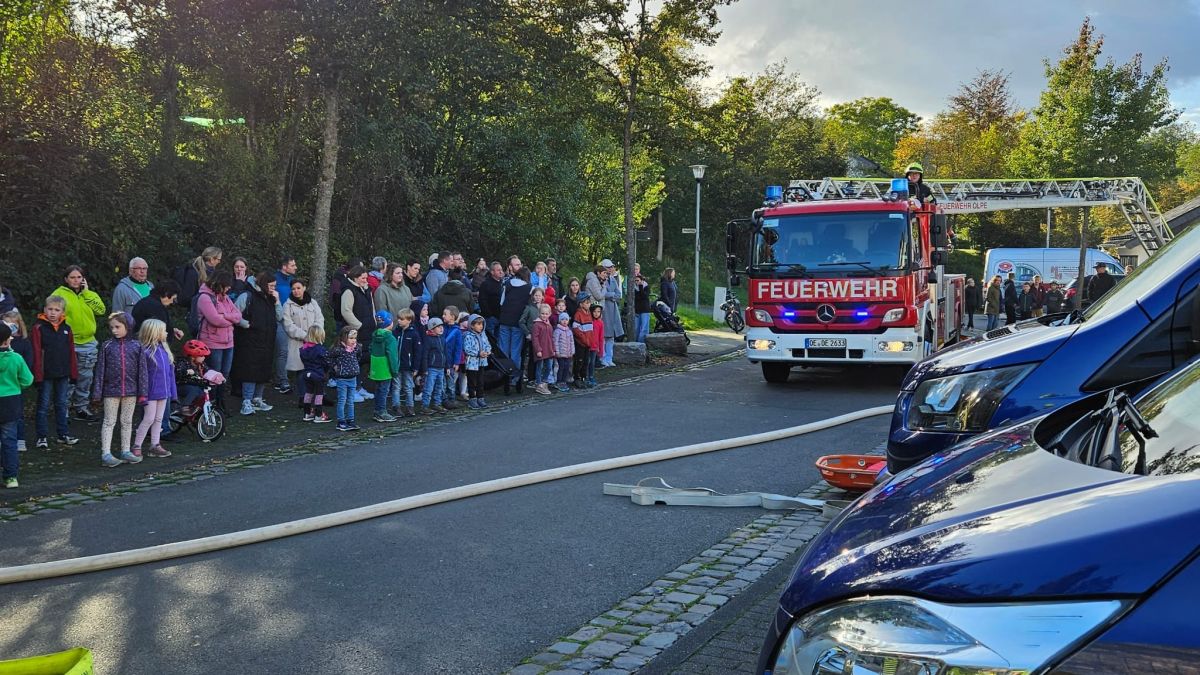 Zahlreiche Zuschauer schauten der Feuerwehr Oberveischede bei ihrer Übung über die Schulter. von privat