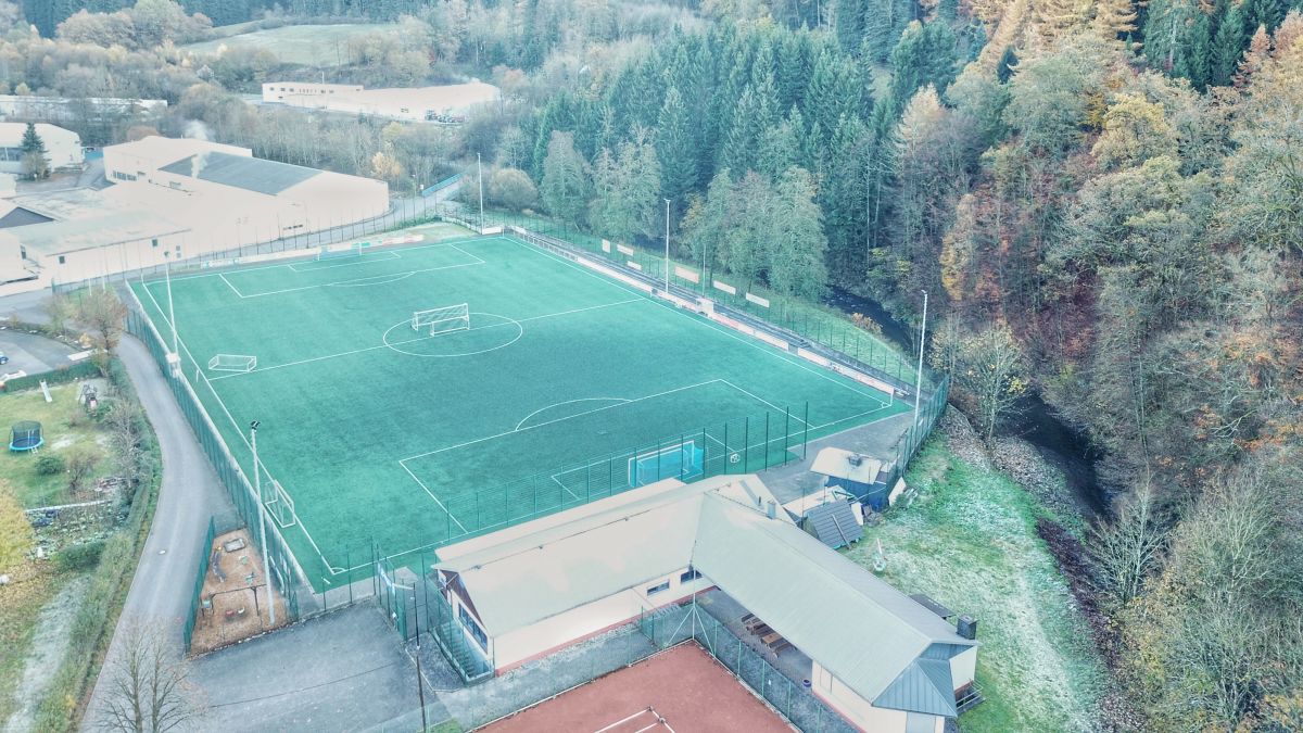 Archivfoto: Der Kunstrasen des Langeneier Sportplatzes hat einen neuen Belag erhalten. Der Platz wird am Sonntag, 22. Oktober, offiziell eingeweiht. von Nils Dinkel