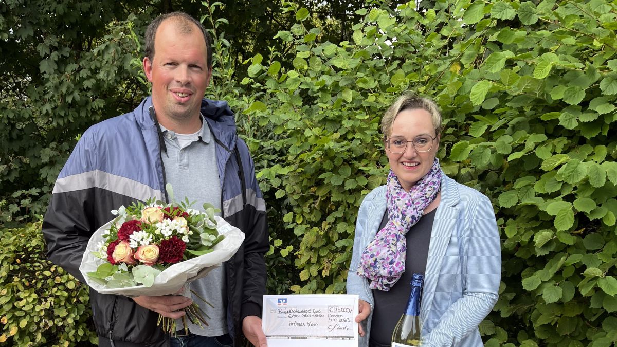 Als Privatkundenbetreuerin Carmen Niederschlag die frohe Botschaft vom Gewinn überbrachte, war die Freude bei Andreas Klein riesengroß. von Volksbank OWD