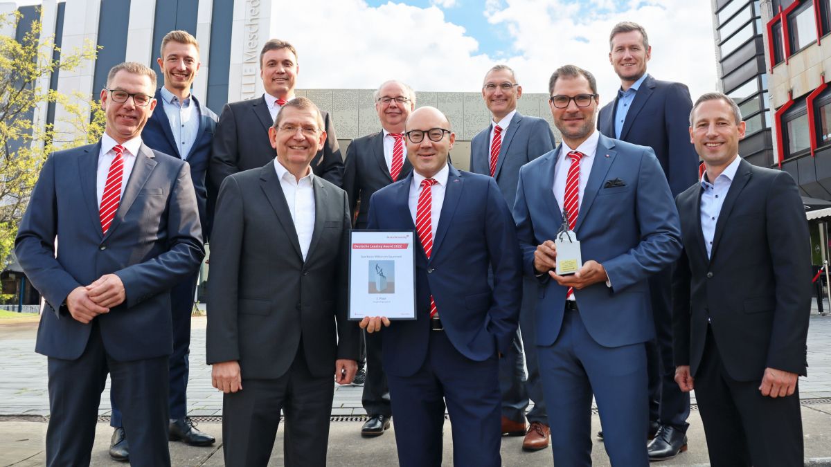 Dirk Hedrich (unten, Zweiter von links), Deutsche Leasing, überreichte den Firmenkunden-Beratern der Sparkasse Mitten im Sauerland den begehrten Gold-Award. von Sparkasse Mitten im Sauerland