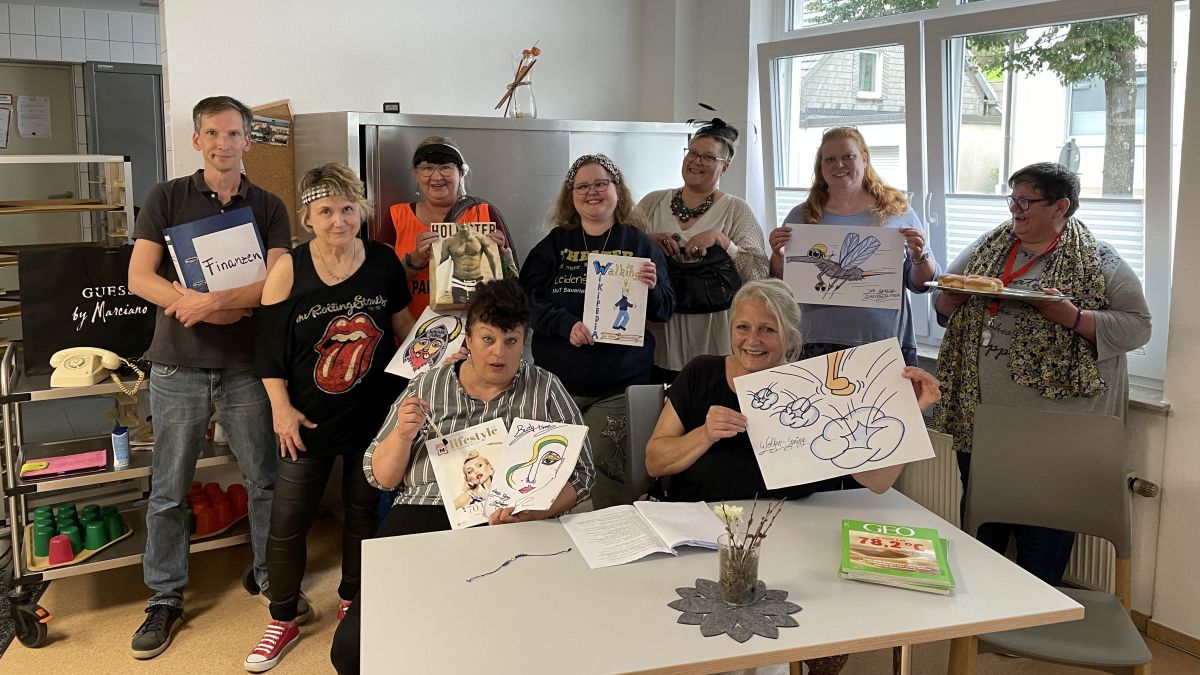 Die Theater-Crew freut sich auf den Auftritt (rechts sitzend: Theateraterpädagogin Ulrike Wesely). von privat