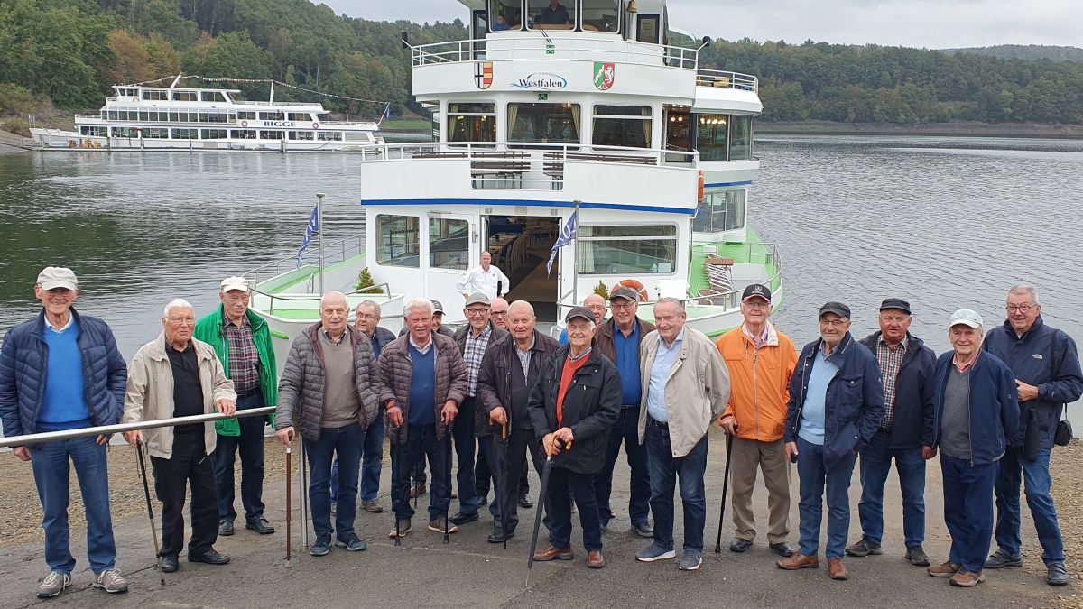 Anlässlich seines zweijährigen Bestehens machte der Seniorenchor des MGV Wenden einen Ausflug auf den Biggesee. von privat
