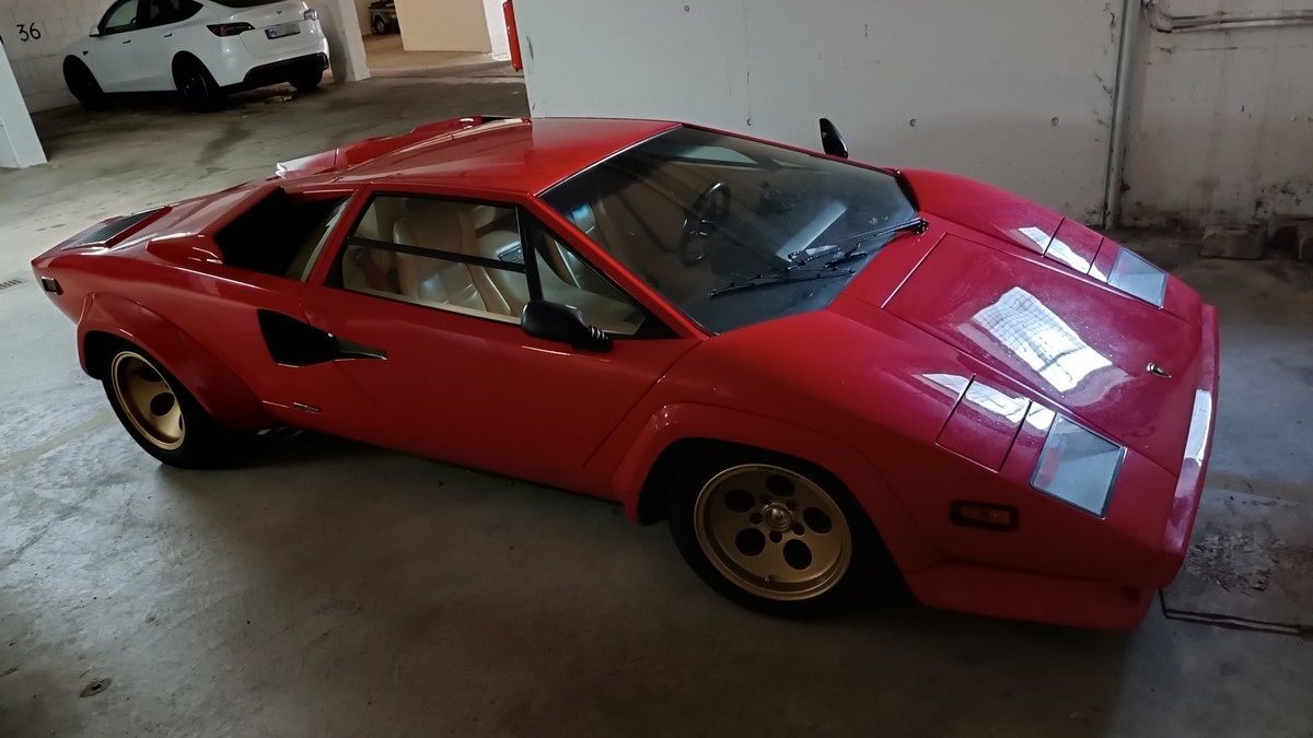 Die Polizei des Märkischen Kreises sucht nach einem roten Lamborghini. von Polizei MK