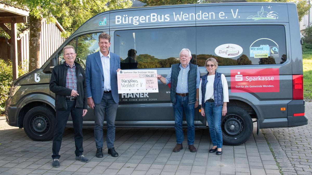Scheckübergabe an den Bürgerbusverein Wenden (von links): Wolfgang Loosen, Paul Sieler, Gerhard Pelz und Hella Pelz. von Sparkasse Olpe-Drolshagen-Wenden
