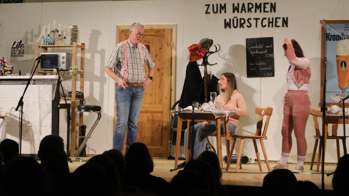 Im vergangenen Jahr amüsierte die Theatergruppe Helden mit dem Stück „Kaviar trifft Currywurst“. von privat
