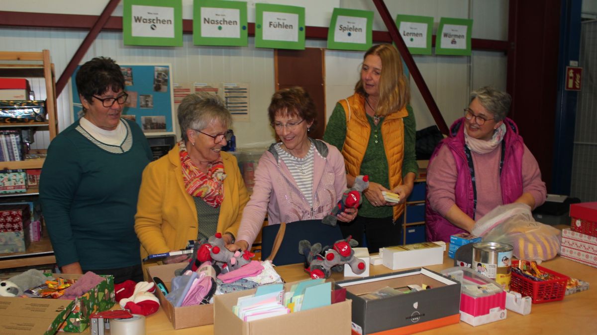 Für die Weihnachtspäckchen-Sammelinitiative im Kreis Olpe beginnt jetzt eine geschäftige Zeit. Im Weihnachtswunderland in Saßmicke werden die Päckchen für Kinder in Osteuropa gepackt und gesammelt. von Wolfgang Schneider