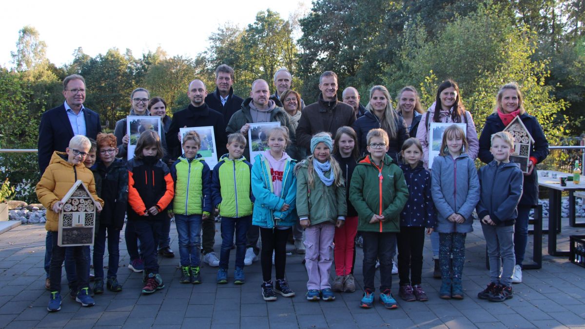 Vier lokale Projekte sind mit dem Klimaschutzpreis 2023 der Gemeinde Wenden ausgezeichnet worden. Die Preisverleihung fand auf dem Gelände des Sportfischereivereins Elritze statt, dessen vielseitiges Engament mit dem ersten Platz geehrt wurde. von Lorena Klein