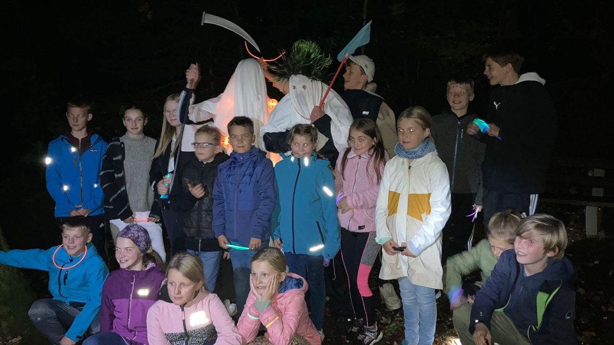 Die ELBKids verbrachten eine Nacht im Elber Jugendheim. Auf dem Programm stand auch eine gruselige Nachtwanderung. von privat