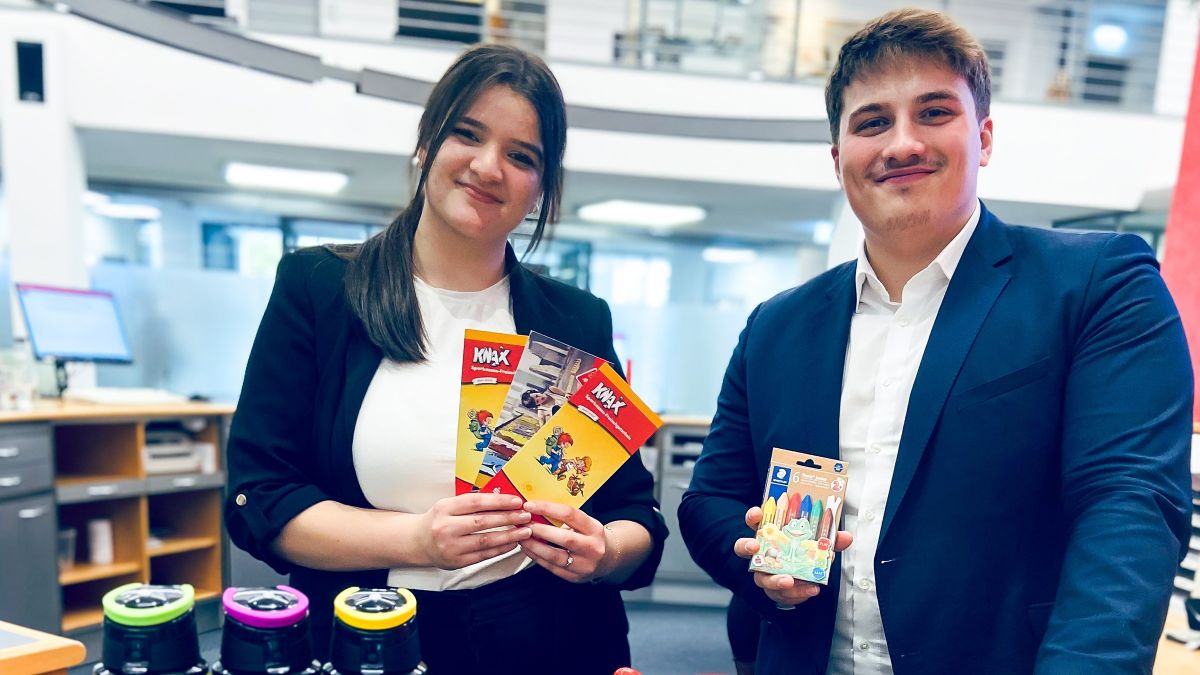 Die Auszubildenden Yliane Sartor und Ricaldo Berg freuen sich darauf, am Weltspartag viele junge Kunden zum Leeren ihrer Spardosen begrüßen und mit kleinen Geschenken fürs Sparen belohnen zu können. von Sparkasse ODW