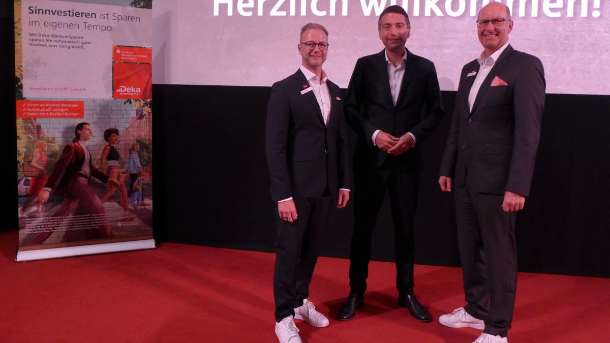 Von links: Heinz-Jörg Reichmann, Vorstandsvorsitzender der heimischen Sparkasse, Ingo Speich, Leiter Nachhaltigkeit & Corporate Governance bei der DEKA Invest, und Dirk Büdenbender, Private-Banking-Experte. von Sparkasse Attendorn-Lennestadt-Kirchhundem
