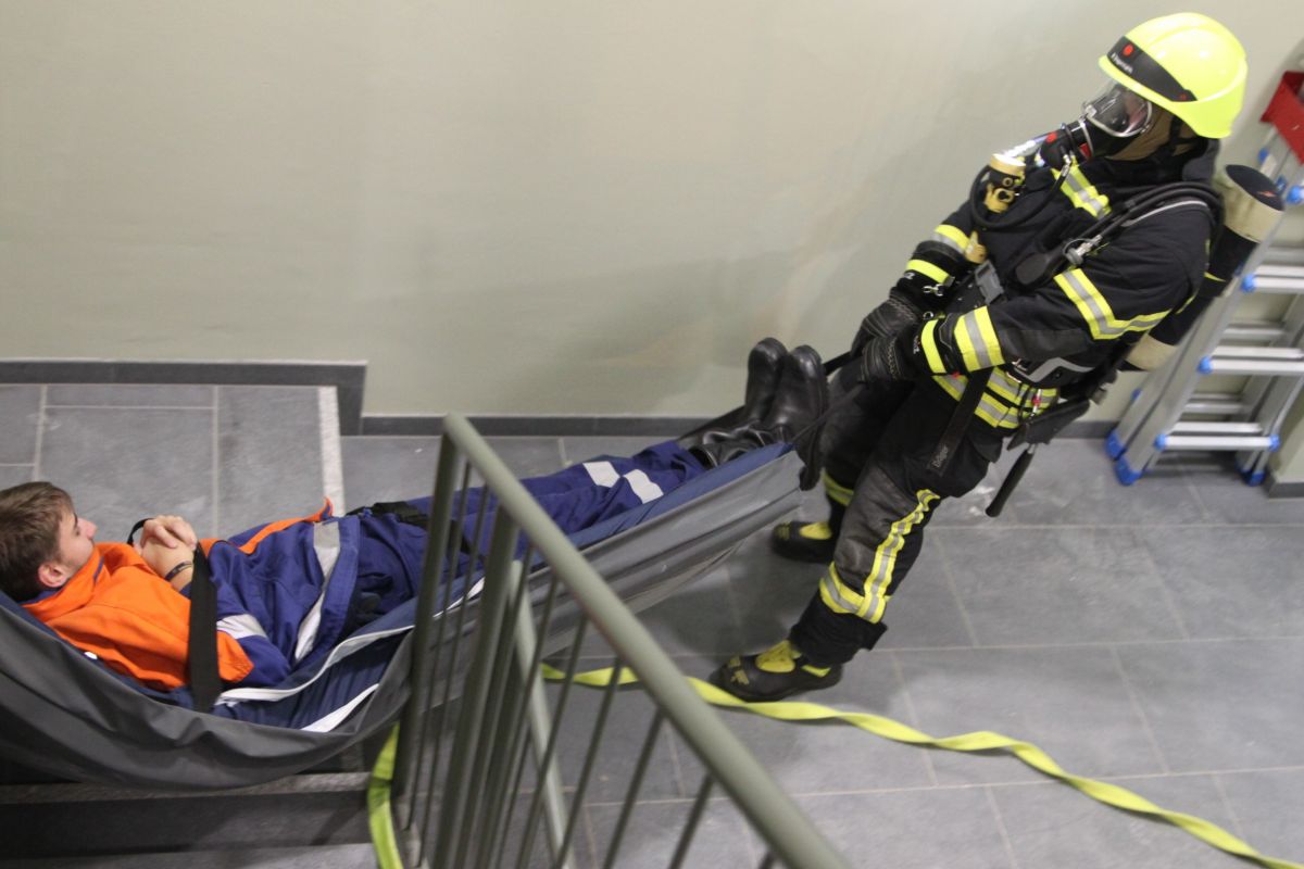 Am Neubau Martinushöfe 2 veranstalteten Feuerwehr, GFO Kliniken und Altenhilfe Olpe eine gemeinsame Großübung. von privat