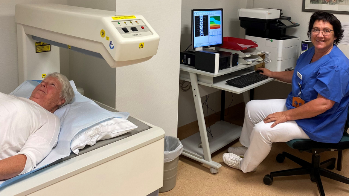 Anke Feldmann, leitende medizinische Technologin der Radiologie, bei einer Knochendichtemessung. von Helios Klinik