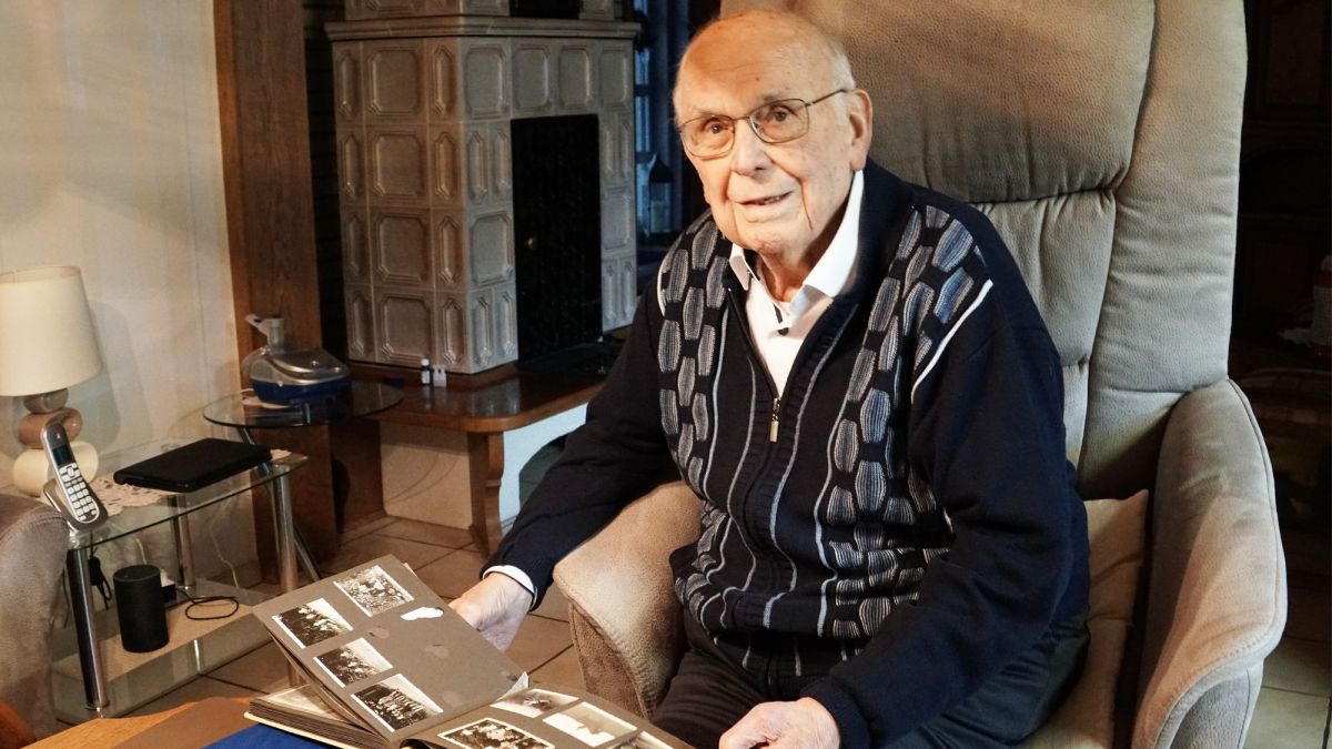 Heinz Diehl, hier beim Blättern in einem alten Fotoalbum, ist tot. von privat