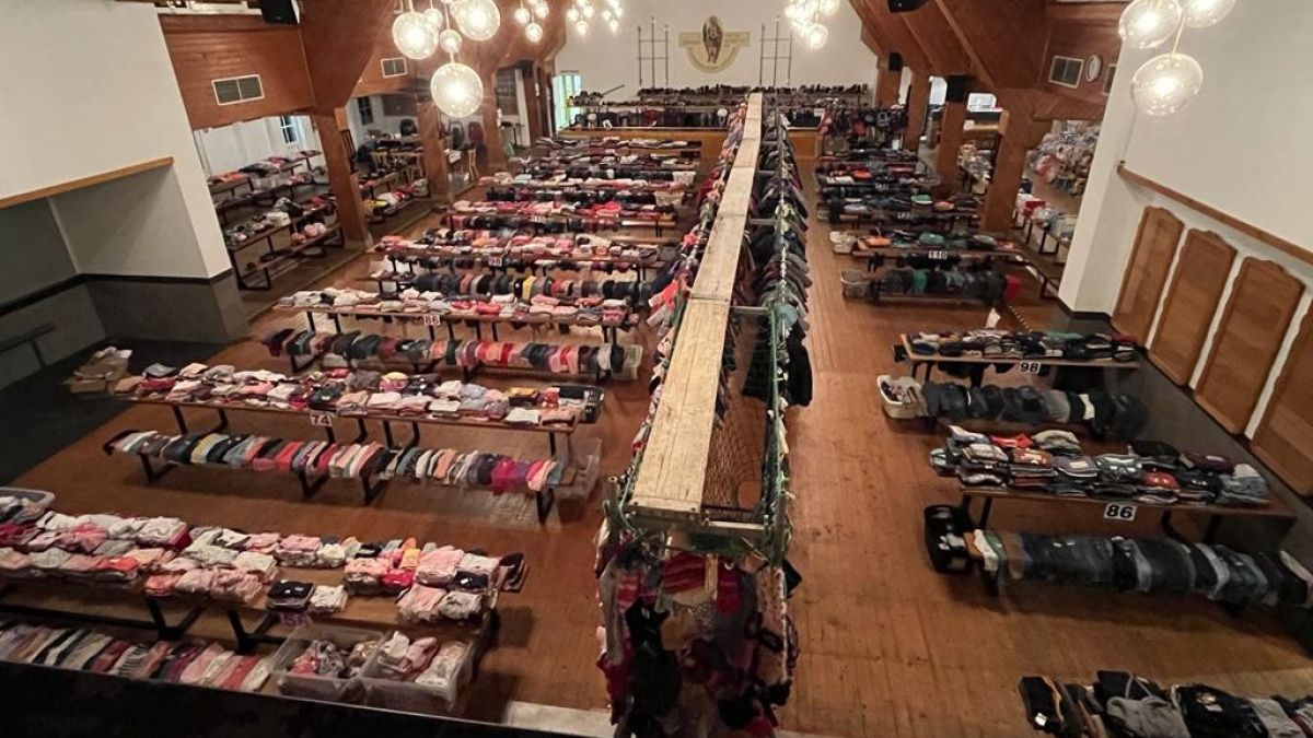 Flohmarkt in der Schützenhalle Schönholthausen/Ostentrop. von privat