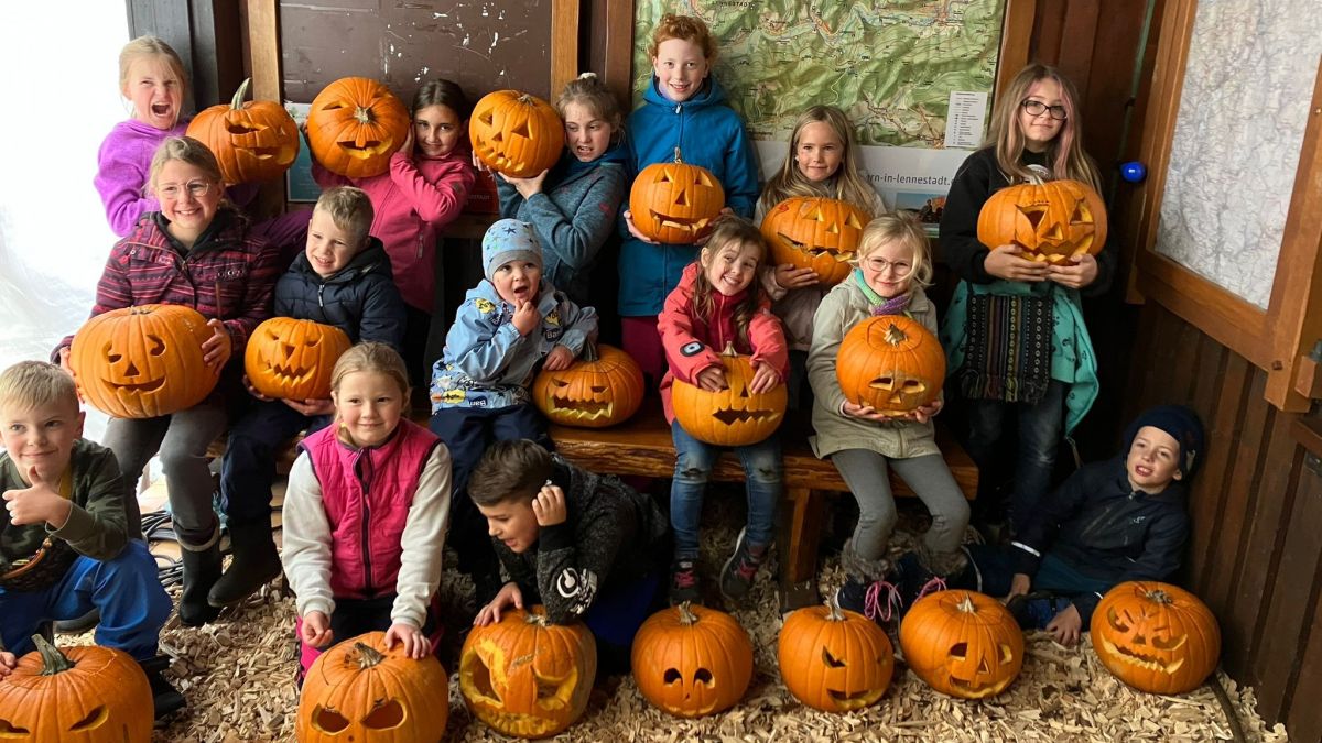 Riesen-Spaß hatten die Kinder, die einen Kürbis für Halloween schnitzten. von privat