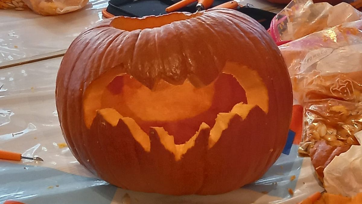 In den Herbstferien stand in der K.o.T. Drolshagen unter anderem Kürbisschnitzen auf dem Programm. von privat