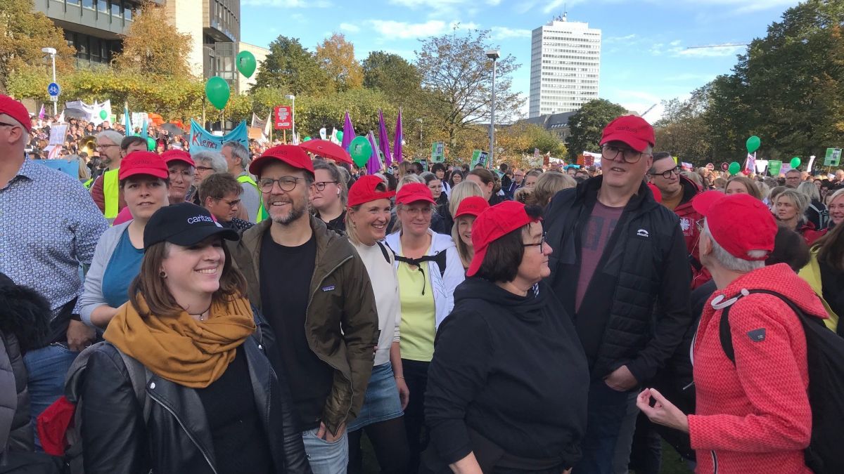 Gemeinsam mit über 20.000 Akteuren nahm der Caritasverband Olpe an einer Demo „gegen den sozialen Kahlschlag“ teil. von privat